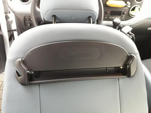 Halterung des Tabletts, in der Vertiefung sitzen die beiden Schrauben