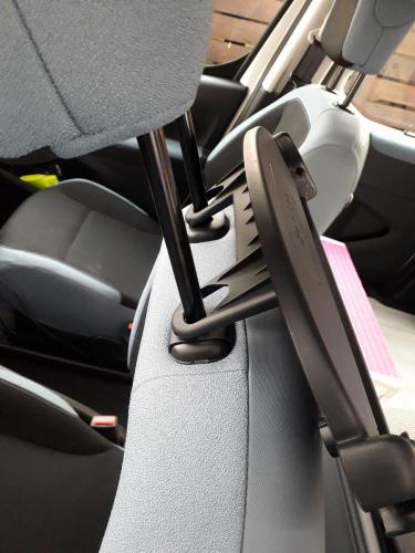 Die Kopfstütze dient als zusätzliche Halterung