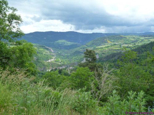 Erst tief ins Tal, dann wieder hinauf führt die Straße