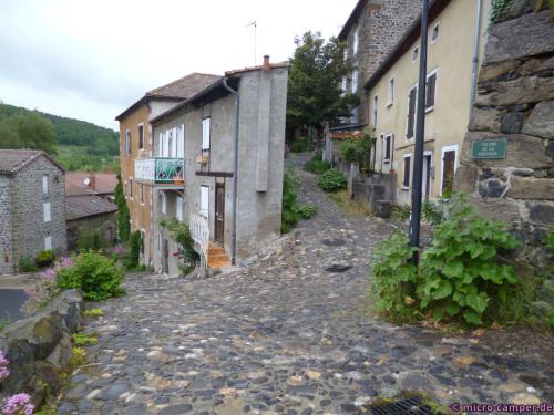 Gassen und Häuser sind schmal. Trotzdem kommen hier weitgehend Autos durch!