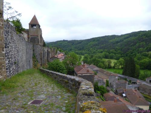 Die alte Abtei beherrscht das Dorf