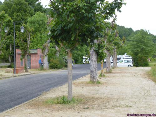 Der WoMo-Stellplatz am Bahnhof, links das Toilettenhäuschen