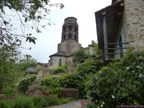 Die Abteikirche überragt das Dorf
