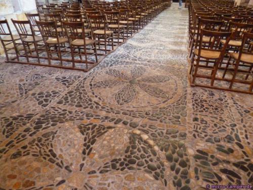 Der gesamte Fußboden besteht aus Flusskieseln, die in schönen Ornamente angeordnet sind