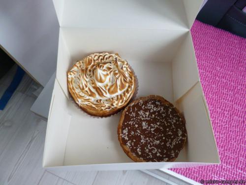 Zum Kaffee: Zitronentarte mit Baiserhaube und Schoko-Karamell-Tarte - eine hätt's auch getan :-)