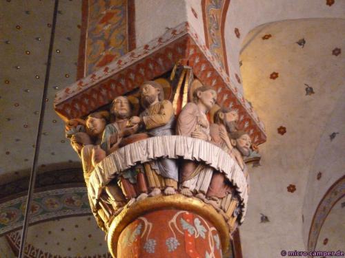 Die Kapitelle sind original romanisch, die Ausmalung aus dem 19. Jahrhundert