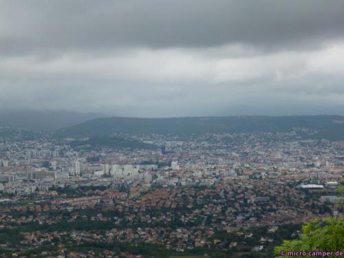 Blick auf Clermont-Ferrand (nach Norden), gut zu erkennen: die schwarze Kathedrale