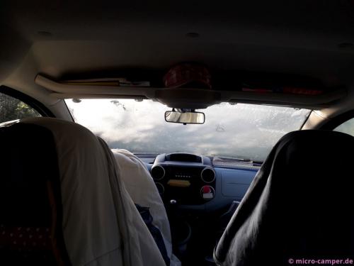 Die Sonne taut die Windschutzscheibe schnell wieder auf