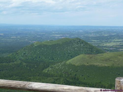 Der Puy de Côme (hinten) hat einen schöne ausgebildeten Krater