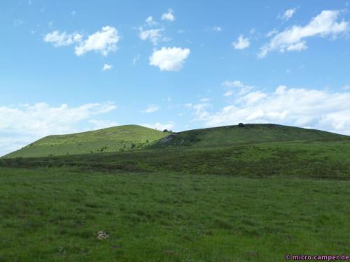 Rundum erheben sich alte Vulkankegel