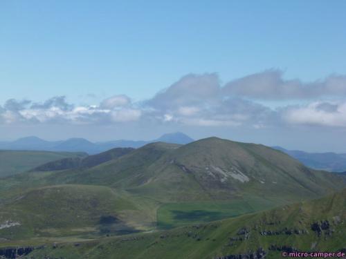 Vorne mit dem grauen Fleck: der Puy de l'Angle. Dahinter in der Ferne: der Puy de Dôme.