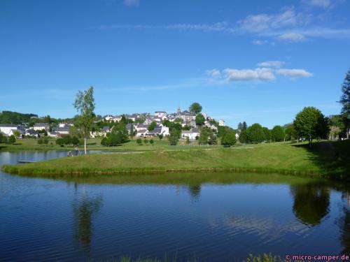 Blick vom Stellplatz auf den Ort La Tour d'Auvergne