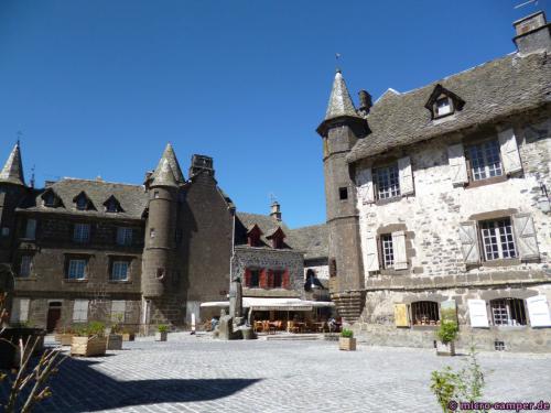 Hauptpatz in Salers, bei schönem Wetter sind die grauen Häuser nett anzusehen