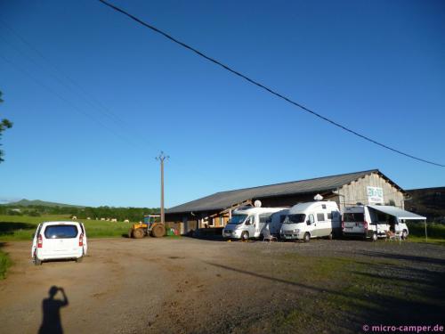 Stellplatz auf dem Hof Fouey, ruhig, aber viele Fliegen