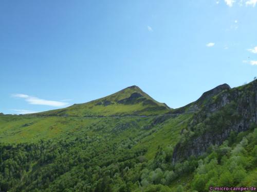Der Cirque du Falgoux ist durchquert, in der Bildmitte der majestätische Puy Mary