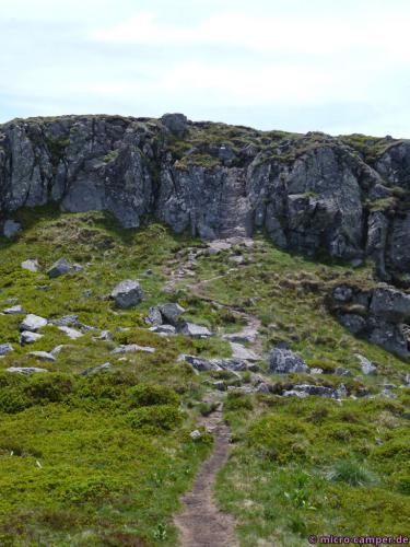 An dieser Stelle am Puy du Rocher helfen Stahlbügel
