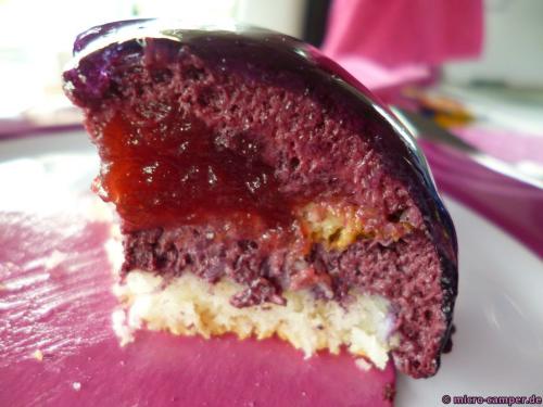 Boden aus Kokos, Heidelbeercreme, Erdbeermousse und eine Heidelbeerglasur - LECKER!