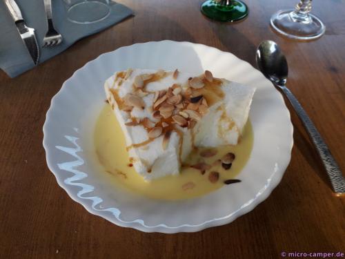 Dessert des Menüs: ein riesiges Stück Eischnee schwimmt in einem See von crème anglaise