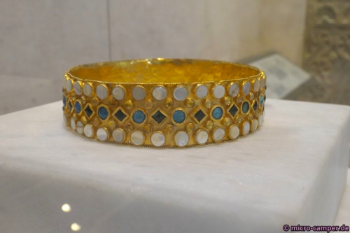 Darin z.Zt. ausgestellt u.a. die Krone der Königin Theolind(e) aus dem 6. Jahrhundert,