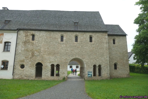 Die karolingische Torhalle stammt aus dem 9. Jahrhundert
