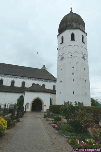 Die Klosterkirche mit frei stehendem Glockenturm
