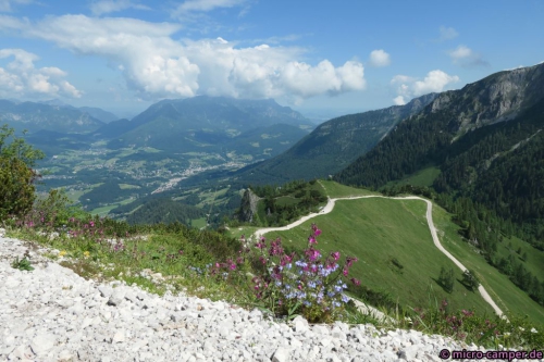 Die Felsspitze in der Mitte ist der kleine Jenner, dahinter das Tal mit Berchtesgaden.