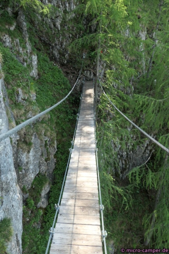 Die Hängebrücke ist nicht so schwankend, wie man vermuten könnte.