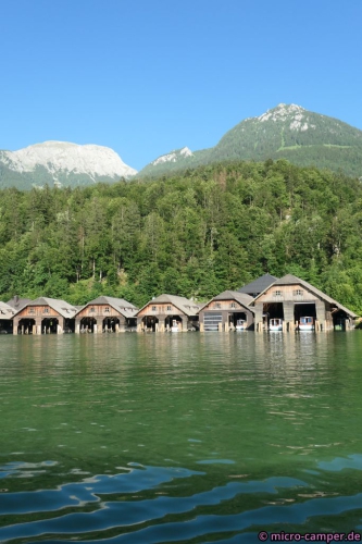 Die alten Bootshäuser werden von der Abendsonne angestrahlt, 