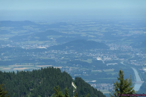 Salzburg mit seiner weiß getünchten Festung ist gut zu erkennen