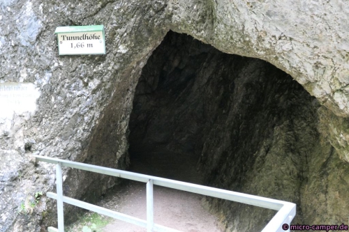 Nicht nur Stege und Treppen, auch ein kleiner Tunnel gehört zur Route