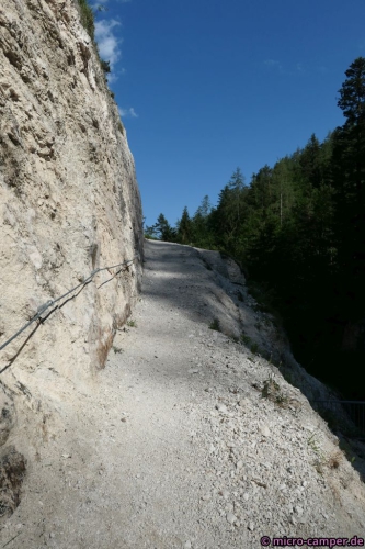Ich gehe rechts herum, steil geht es aus der Klamm hinaus