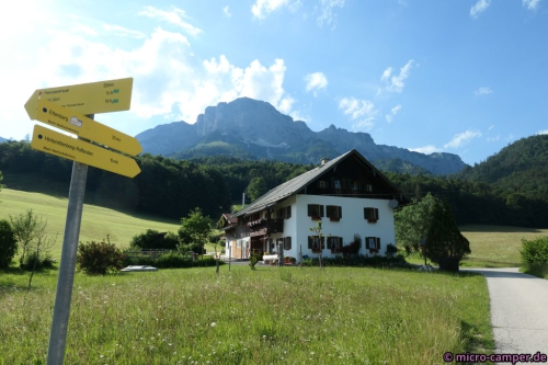 Oben erwartet mich ein idyllischer Hof inmitten von Wiesen