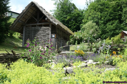 Im Keltendorf SALINA gibt es auch einen großen Garten zwischen den Holz- und Fachwerkhäusern