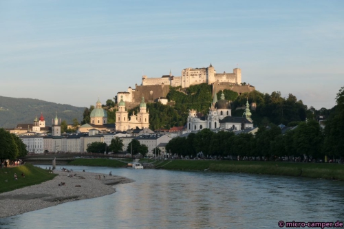 Abendliches Panorama der Altstadt über der Salzach