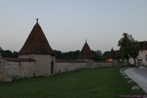 In einem der vielen Höfe der langen Burganlage