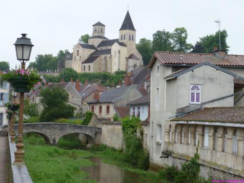 St-Vorles thront über der Stadt und der Seine