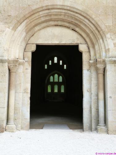 Blick durch das Westportal der Abteikirche zum Chor