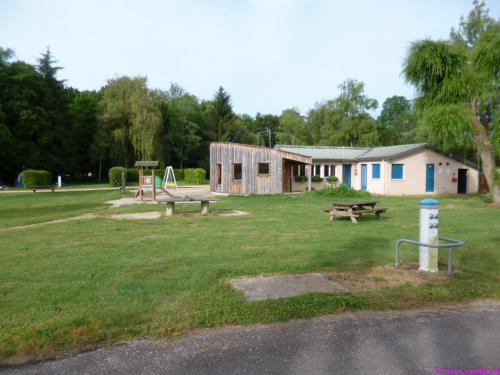Waschhaus, Aufenthaltsraum und Spielplatz auf dem CP Alésia