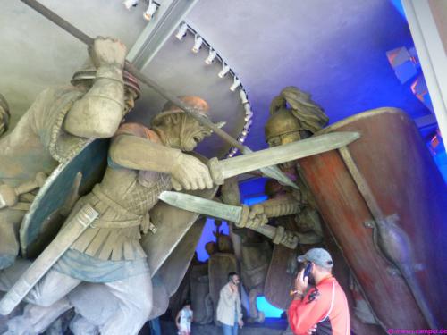 Als erstes erhält man einen Eindruck vom Schlachtengetümmel