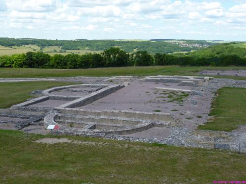 Grundmauern der Basilika am Forum von Alésia