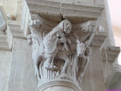 Romanisches Figurenkapitell in der Kirche von Saulieu