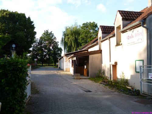 Vorne die Rezeption, dahinter das Waschhaus des CP in Premeaux-Prissey