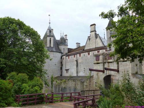 Der Eingang zum Schloss, stilecht mit Zugbrücke