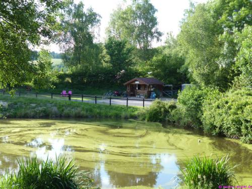 Der Eingang zum CP La Boutière mit idyllischem See