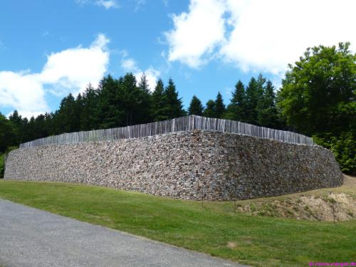 Rekonstruierte keltische Stadtmauer vom Typ "murus gallicus"