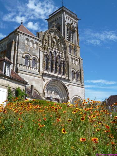 Westfassade der Abteikirche Ste-Marie-Madeleine