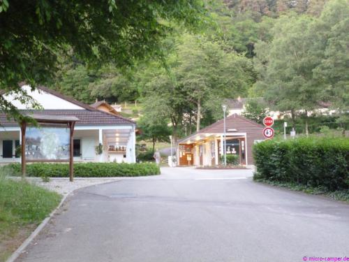 Rechts die Rezeption, links das Waschhaus des CP de Sous-Roche