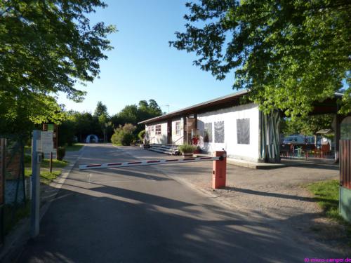 Rezeption und Einfahrt des CP Les Ceriselles