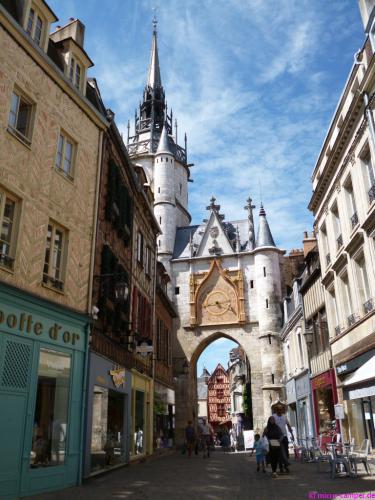 Der Uhrturm von Auxerre in der heutigen Fußgängerzone