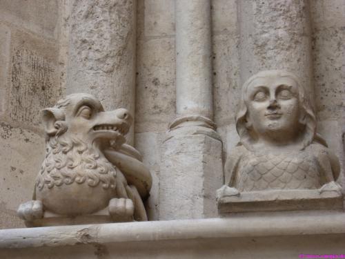 Was das Wesen dem Mann wohl zu erzählen hat?